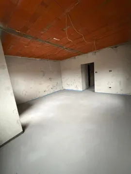 Prazna prostorija u sirovom stanju sa neomalterisanim zidovima i betonskim podom. - image 13