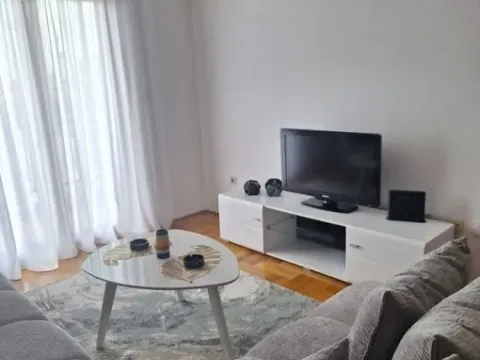 Izdavanje, dvosoban stan, 72m², Stari Aerodrom, Podgorica - image 11