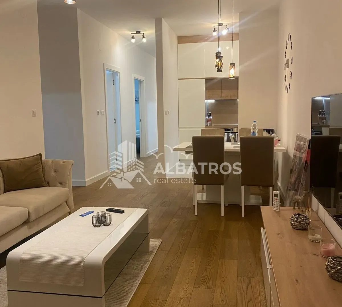 Izdavanje, dvosoban stan, 80m², Centar, Bar