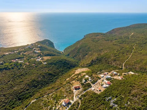 Pogled iz vazduha na priobalno područje i okolni pejzaž. - image 2