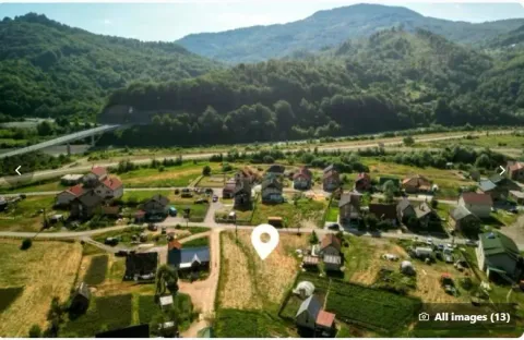 Pogled iz vazduha na zemljište i kuće u zelenom okruženju. - image 11