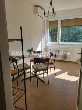 Manja trpezarija sa stolom, stolicama i prozorom koji gleda spolja. - image 9