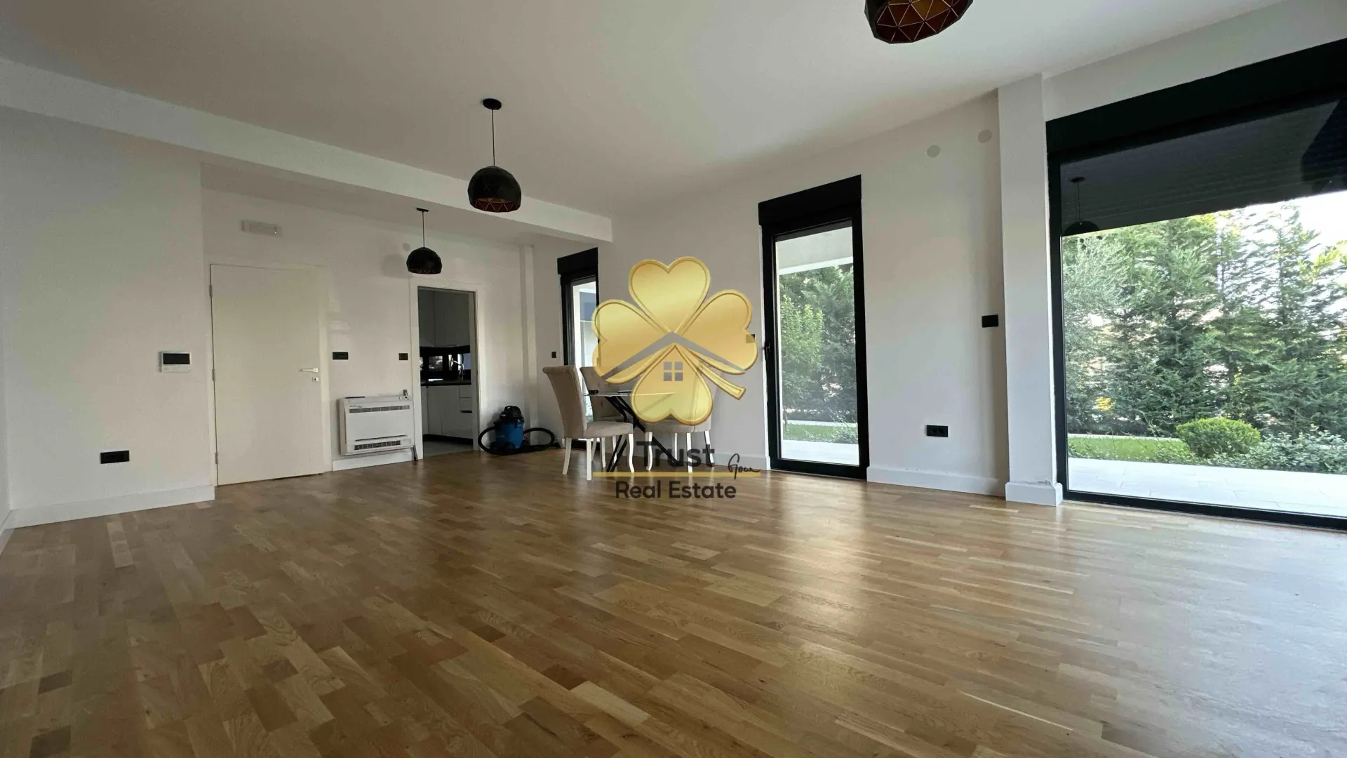 Izdavanje, dvosoban stan, 100m², Blok 9, Podgorica