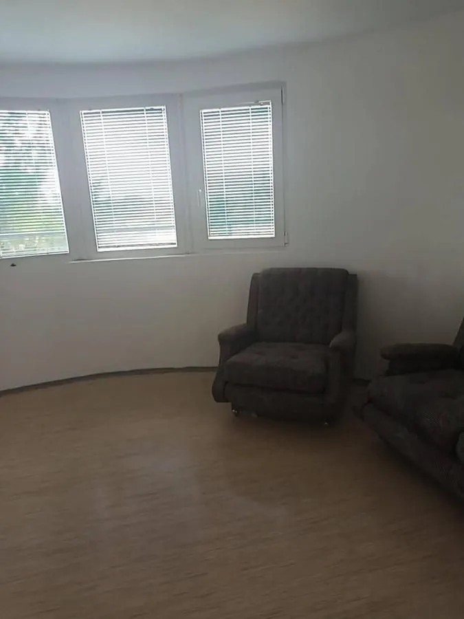 Izdavanje, kuća, 180m², Čukarica, Beograd