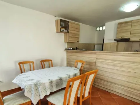 Izdavanje, kuća, 120m², Pržno, Budva - image 11