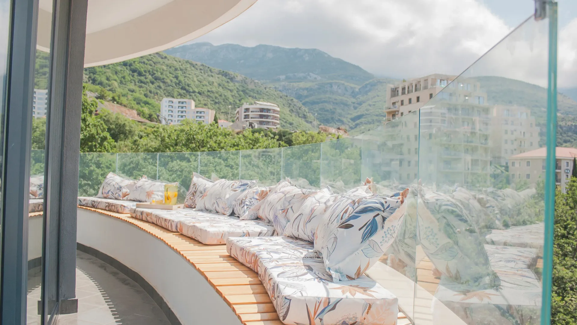Sale, one bedroom apartment, 98m², Bečići, Budva