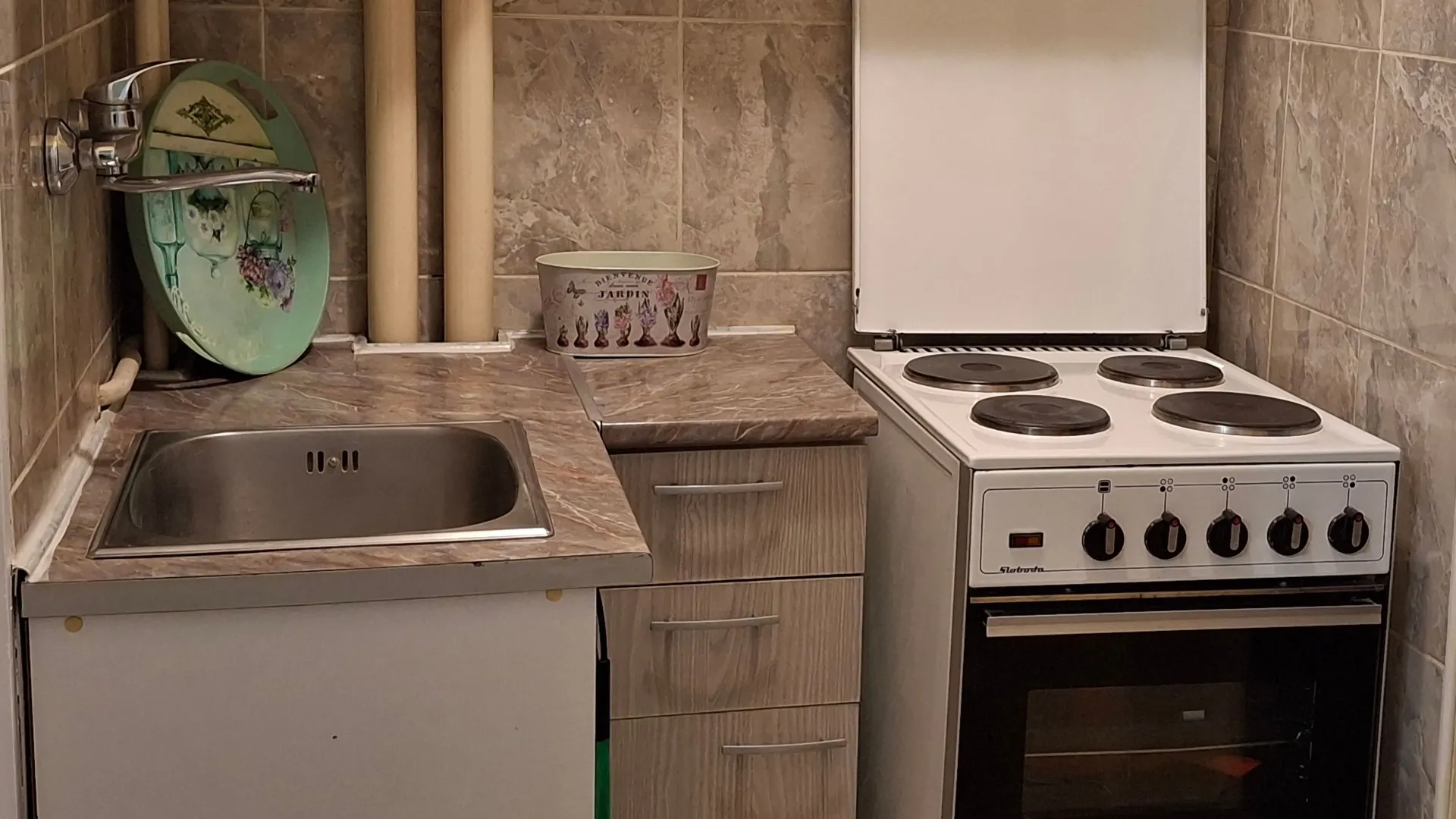 Izdavanje, jednosoban stan, 22m², Rotkvarija, Novi Sad Sve Podlokacije