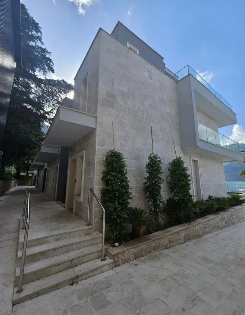 Sale, three bedroom apartment, 108m², Dobrota, Kotor