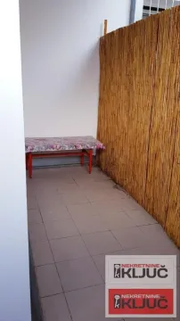 Natkriveni balkon sa popločanim podom i trpezarijskim stolom. - image 7