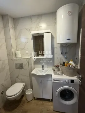 Kupatilo opremljeno umivaonikom, WC šoljom, mašinom za veš i bojlerom. - image 6