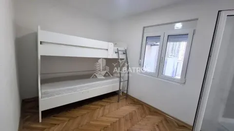 Spavaća soba sa bijelim krevetom na sprat i drvenim parketom. - image 7