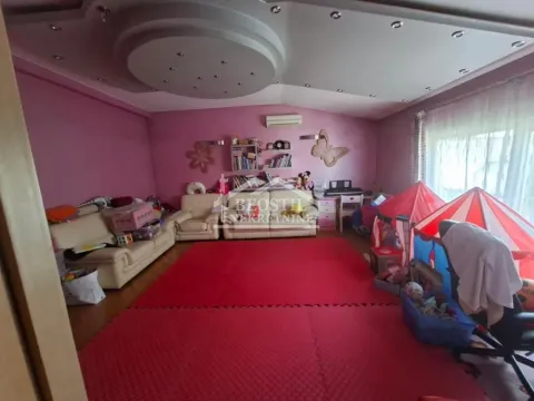Dnevna soba sa garniturom za sedenje i dečjim igračkama. - image 6