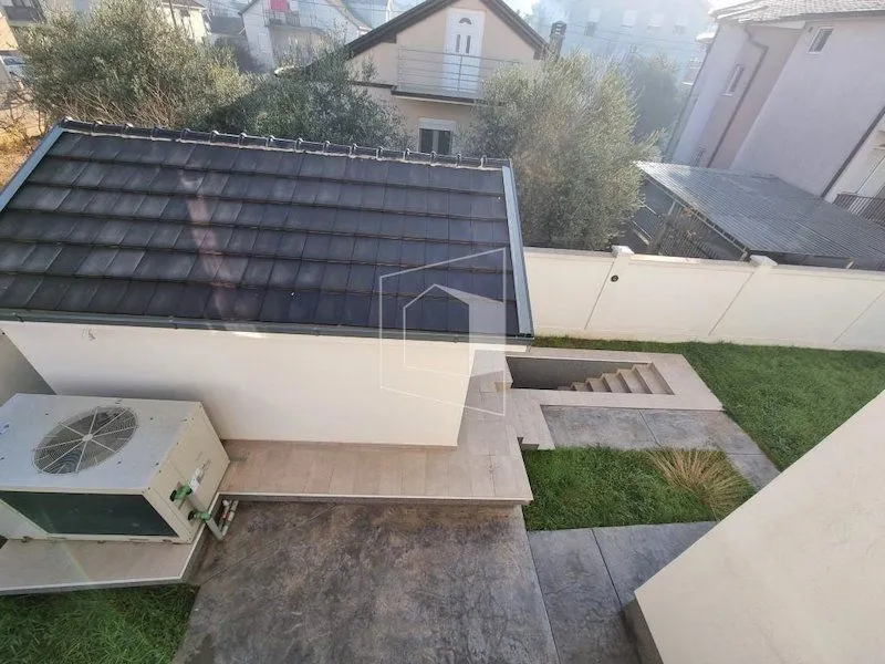 Sale, house, 400m², Tološi, Podgorica