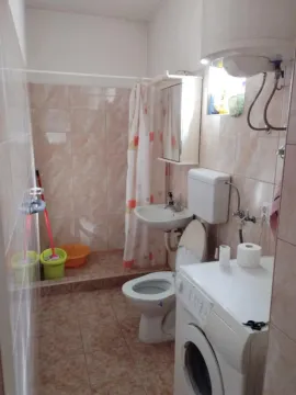 Manje kupatilo sa tuš kabinom, umivaonikom, WC šoljom i veš mašinom. - image 5