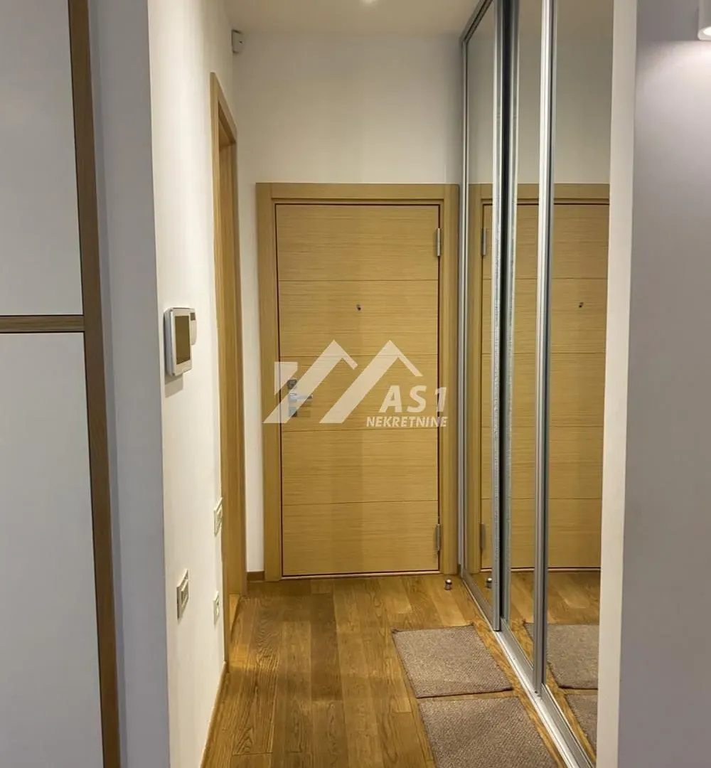 Izdavanje, trosoban stan, 102m², Centar, Novi Sad
