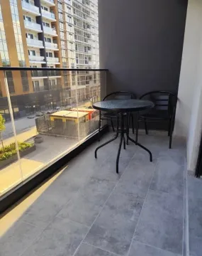 Manja terasa sa staklenom ogradom i garniturom za sjedenje. - image 6