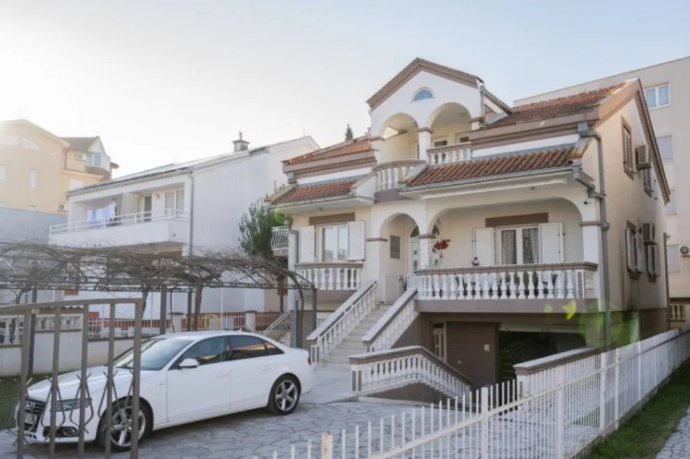 Izdavanje, kuća, 400m², Momišići, Podgorica