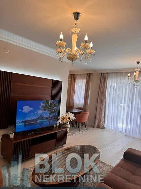 Izdavanje, trosoban stan, 100m², Centar, Podgorica