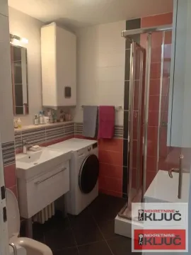 Kupatilo opremljeno umivaonikom, tuš kabinom i mašinom za veš. - image 10