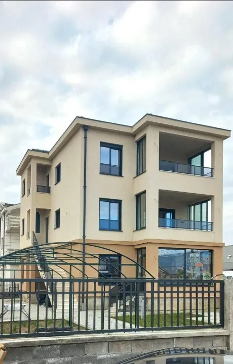 Sale, house, 270m², Gornja Gorica, Podgorica