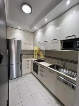 Moderna i uredna kuhinja sa belim elementima i ugrađenim kućnim aparatima. - image 6