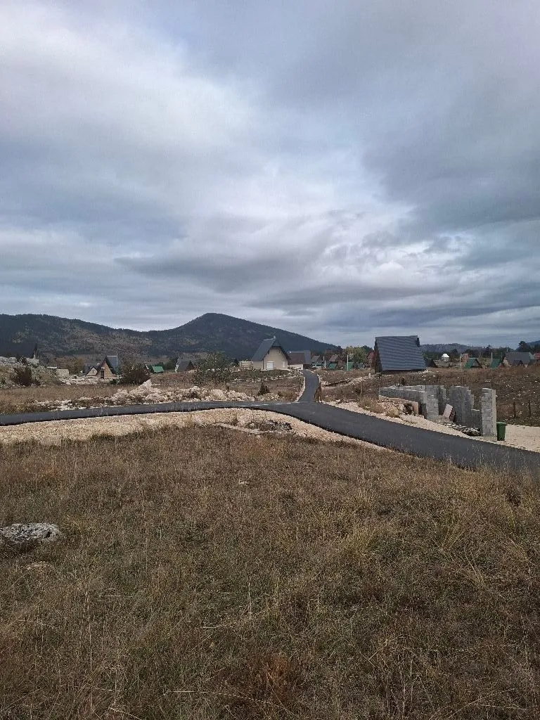 Pogled na vikend naselje i put u brdovitom predjelu.