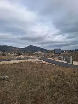 Pogled na vikend naselje i put u brdovitom predjelu. - image 4