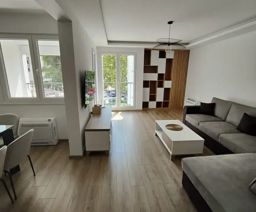 Izdavanje, stan, 99m², Tivat, Crna Gora