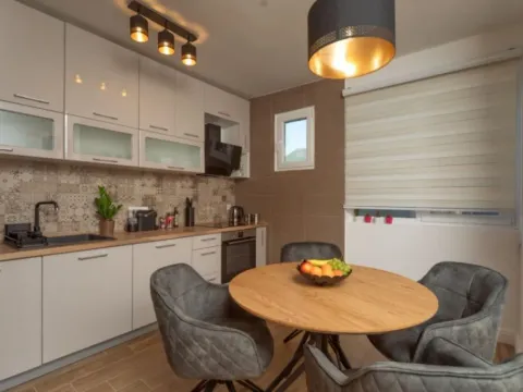 Izdavanje, dvosoban stan, 58m², Centar, Bar - image 12