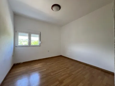 Rent, one bedroom apartment, 60m², Tološi, Podgorica - image 4
