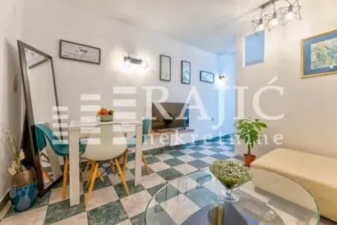 Dnevna soba sa trpezarijom i modernim pločastim podom. - image 6