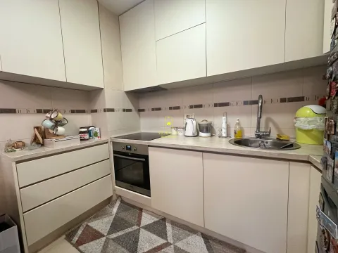 Manja kuhinja sa svijetlim elementima, ugradnom rernom i sudoperom. - image 4