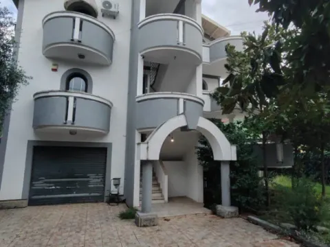 Izdavanje, kuća, 400m², Dalmatinska ulica, Podgorica - image 2