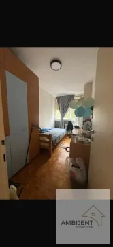 Manja spavaća soba sa krevetom, radnim stolom i garderoberom. - image 6