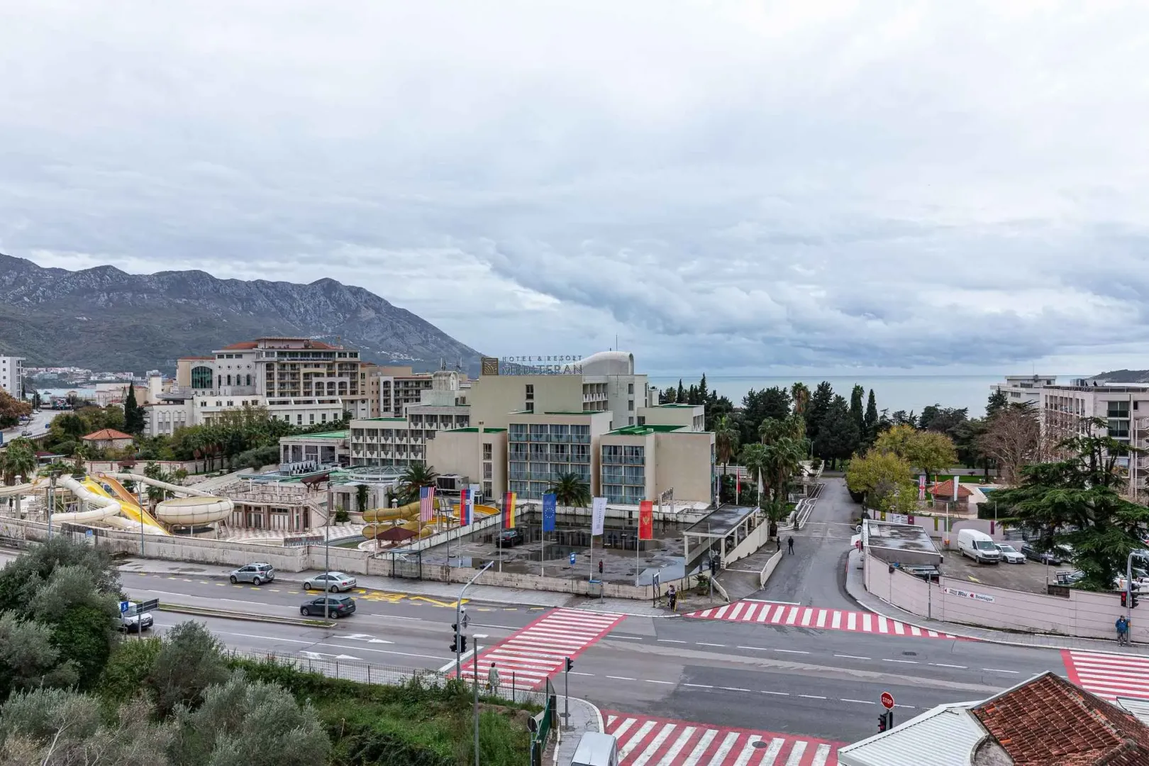 Pogled sa nekretnine na okolne zgrade, hotel i more.
