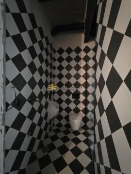 Kupatilo sa crno-belim pločicama u obliku šahovnice, opremljeno toaletom i pisoarom. - image 15