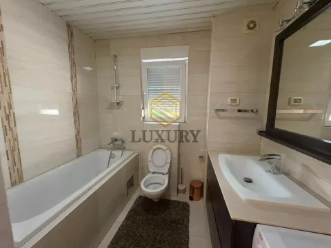 Potpuno opremljeno kupatilo sa kadom, umivaonikom i wc šoljom. - image 9