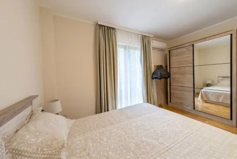 Svijetla spavaća soba sa bračnim krevetom i ormarom sa ogledalom. - image 11