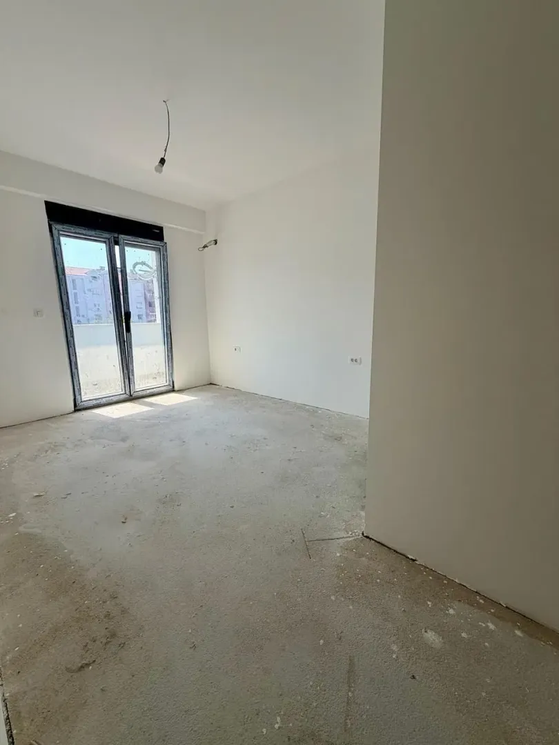 Prazna prostorija u izgradnji sa balkonskim vratima.