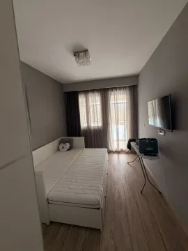 Manja spavaća soba sa krevetom na razvlačenje, televizorom i izlazom na terasu. - image 11