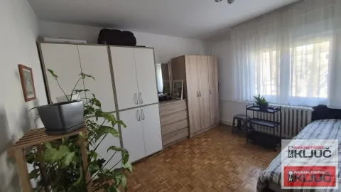 Nameštena spavaća soba sa garderoberima i krevetom. - image 2