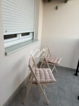 Manji balkon sa dve drvene stolice i jastucima za sedenje. - image 10
