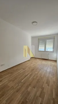 Prazna soba sa drvenim podom i prozorom. - image 6