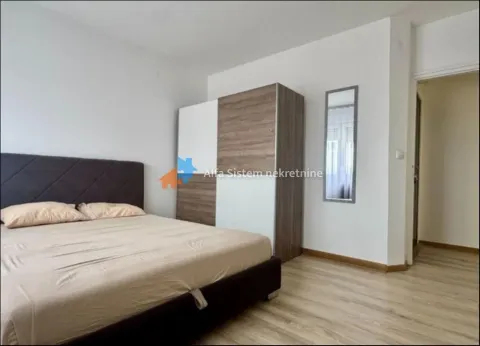 Spavaća soba sa bračnim krevetom, garderoberom i laminatnim podom. - image 6