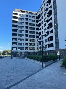 Pogled na eksterijer moderne stambene zgrade sa uređenim dvorištem. - image 15