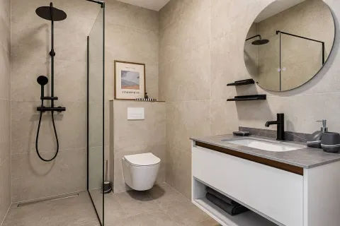 Moderne opremljeno kupatilo sa tuš kabinom i umivaonikom. - image 8