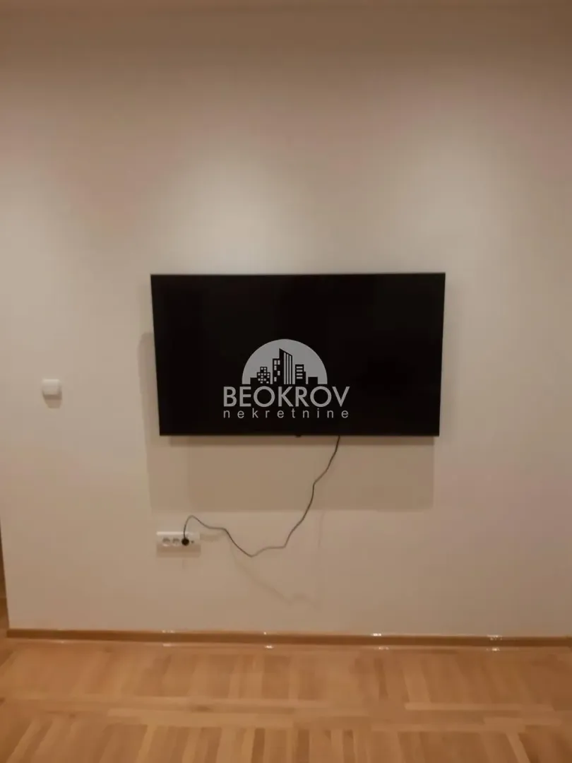 Pogled na zid sa postavljenim televizorom.