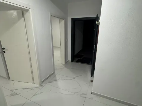 Izdavanje, trosoban stan, 75m², Polje, Bar - image 14