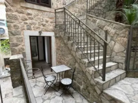 Izdavanje, jednosoban stan, 40m², Stari Grad Kotor, Kotor - image 3