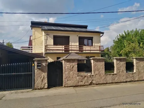 Pogled na spoljašnjost kuće sa dvorišnom ogradom i kapijom. - image 3